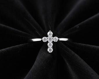 Anello con croce in argento sterling 925 e zirconi cubici / Delicato anello con croce in zirconi / Gioiello minimalista di fede cristiana / Regalo religioso per lei