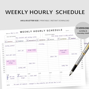 Pode incluir: Um horário semanal imprimível em branco com uma caneta. O horário inclui seções para cada dia da semana, com espaço para escrever compromissos e tarefas. O texto "WEEKLY HOURLY SCHEDULE" está no topo.