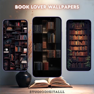 Könnte beinhalten: Drei Telefonbildschirme mit Hintergrundbildern zum Thema Bibliothek. Die Bildschirme zeigen detaillierte Bücherregale voller Bücher in verschiedenen Farben. Der Text "BOOK LOVER WALLPAPERS" steht oben. Ein offenes Buch und eine schwarze Vase befinden sich im Vordergrund.