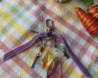 コズミッククリスタル ラベンダー ユニコーン エナメル メタルチャーム（電話、タブレット、イヤホン用） – ビーズアクセサリー