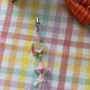 Correa con dije de hada Pixie rosa para teléfono, tableta y auriculares - Accesorio con cuentas