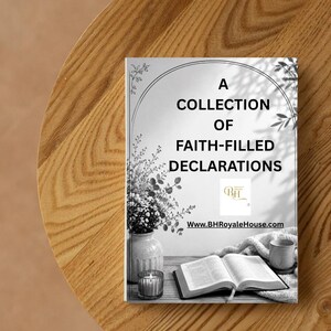 Könnte beinhalten: Ein Buch mit dem Titel A COLLECTION OF FAITH-FILLED DECLARATIONS mit einem schwarz-weißen Umschlag, der eine Vase mit Blumen, eine Kerze, ein offenes Buch und eine Tasse zeigt. Der Text enthält die Website-Adresse www.BHRoyaleHouse.com.