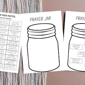 Puede incluir: Un conjunto de impresiones en papel blanco con texto negro. Una hoja enumera las "Notas de ideas de oración" durante 30 días, mientras que otras dos presentan un contorno de tarro con indicaciones de oración. El tema es religioso e inspirador.