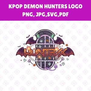 Puede incluir: Un logotipo con el texto "KPOP DEMON HUNTERS" sobre un gráfico. El gráfico presenta la palabra "HUNTRX" en naranja y marrón, con alas de murciélago, llamas y elementos temáticos de Halloween como fantasmas y calabazas.