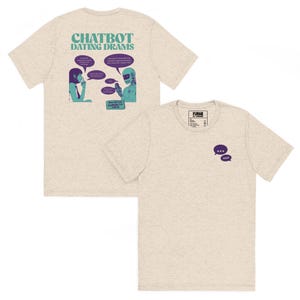 Puede incluir: Camiseta beige con el texto "CHATBOT DATING DRAMS" sobre un gráfico de dos figuras conversando. La camiseta también presenta un pequeño gráfico de burbujas de diálogo moradas con la palabra "FUBAR" en la parte delantera.