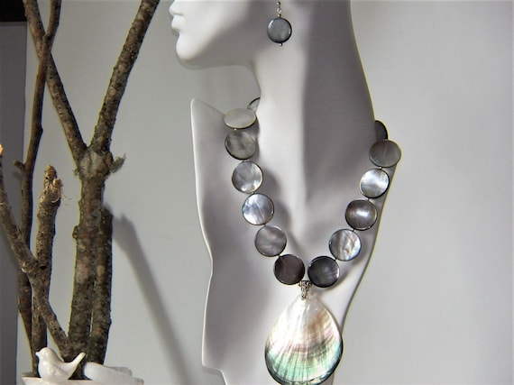 NECKLACE SETMother of Pearlmatching earrings