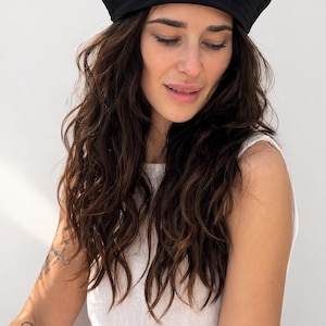Zwarte matrozenpet voor dames, katoen, pet in marinestijl, minimalistische modehoed, handgemaakte katoenen hoofddeksel, dé must-have voor de zomer van 2026.
