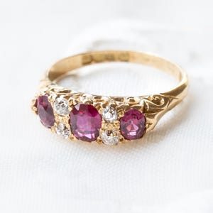 Anillo antiguo eduardiano de siete piedras con rubíes y diamantes de talla antigua, oro de 18 quilates, c. 1905.
