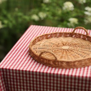 Wicker serving tray with handles, Woven serving tray, Wicker breakfast tray, Round wicker tray, Boho wicker tray, Breakfast serving tray
