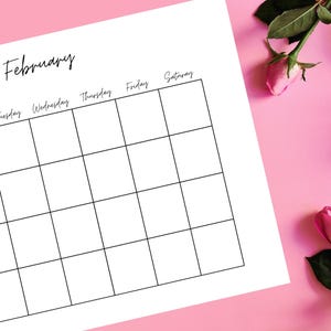 Puede incluir: Una página de calendario blanca con el mes de "Febrero" escrito en cursiva. La cuadrícula del calendario está en blanco, con los días de la semana etiquetados en la parte superior. Rosas rosas y hojas verdes dispuestas sobre un fondo rosa.