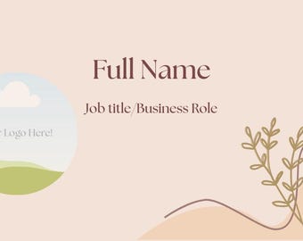 Könnte beinhalten: Ein hellpfirsichfarbenes Visitenkartendesign mit dem Text "Full Name" und "Job title / Business Role" in dunkelbrauner Schrift. Ein kreisförmiger Logo-Platzhalter mit einer Landschafts- und Wolkengrafik befindet sich links. Dekorative florale Elemente befinden sich rechts.