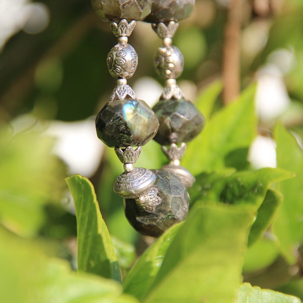 Irisierende Edelsteinkette mit Silberperlen