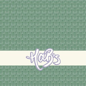Op de afbeelding: Een groene achtergrond met een herhalend patroon van strikken. Een cr&egrave;mekleurige horizontale band in het midden toont het woord "Harb's" in een paars, gestileerd schrift.