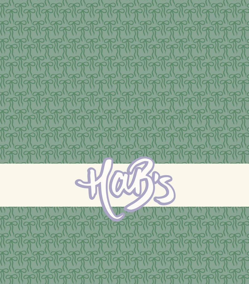 Op de afbeelding: Een groene achtergrond met een herhalend patroon van strikken. Een cr&egrave;mekleurige horizontale band in het midden toont het woord "Harb's" in een paars, gestileerd schrift.