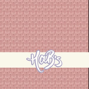 Op de afbeelding: Een roze achtergrond met een herhalend patroon van strikken. Een witte horizontale banner in het midden toont het woord "Hab's" in een gestileerd, cursief lettertype met een paarse omtrek.