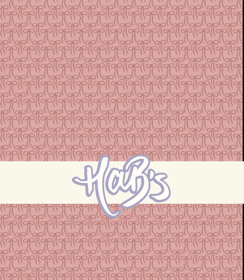 Op de afbeelding: Een roze achtergrond met een herhalend patroon van strikken. Een witte horizontale banner in het midden toont het woord "Hab's" in een gestileerd, cursief lettertype met een paarse omtrek.
