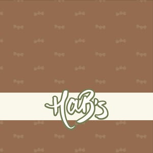 Pode incluir: Um fundo castanho com um padrão repetitivo de pequenos desenhos florais de cor clara. Uma faixa horizontal larga, esbranquiçada, divide a imagem, com a palavra "Hab's" em uma escrita estilizada com contorno verde.