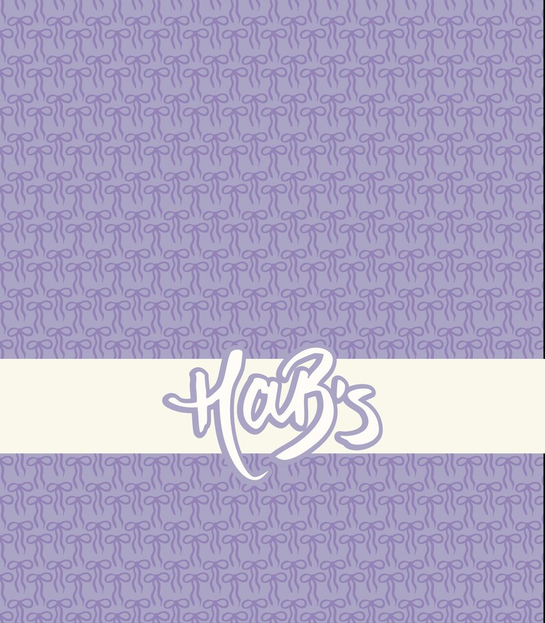 Op de afbeelding: Een lavendelkleurige achtergrond met een herhalend patroon van strikken. Een horizontale cr&egrave;mekleurige banner in het midden toont het woord "Hab's" in een gestileerd, cursief lettertype.