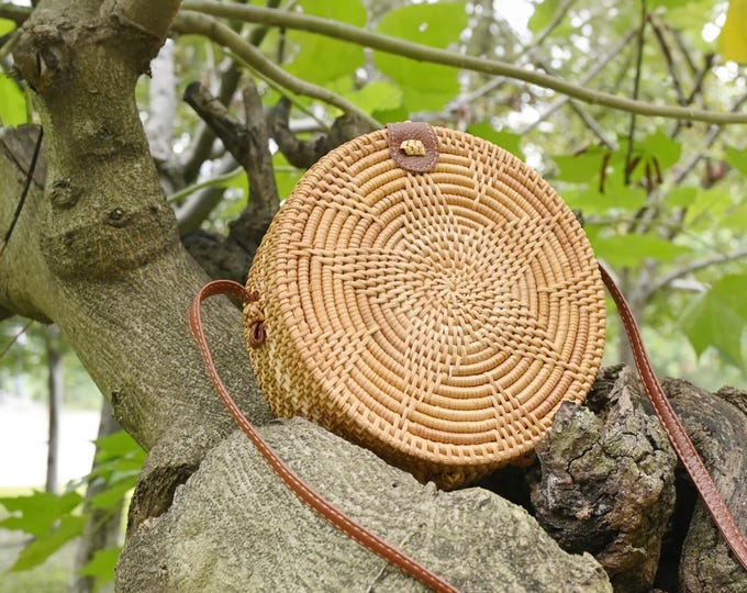 Christmas Boho Rattan Bag, Chic Crossbody Bag with Free Christmas Gift Handwoven Rattan Star Pattern Bag with Leather Strap