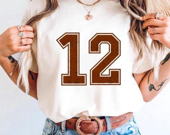 Aangepast T-shirt voetbalnummer: vintage Y2K shirt met comfortkleuren, gepersonaliseerde gamedagtop, retro outfit college Spirit, must-have voetbalmoeder