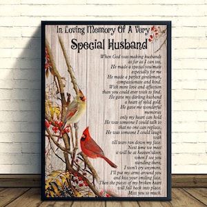 Peut inclure: Une impression d'art commémorative encadrée avec le texte "In Loving Memory Of A Very Special Husband". L'œuvre d'art présente deux cardinaux perchés sur une branche avec des baies, sur un fond imitation bois. Le poème est imprimé en dessous.