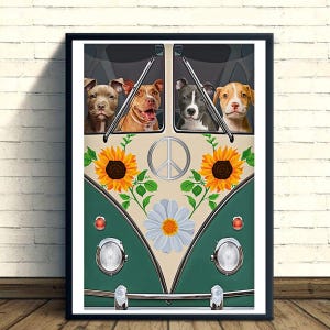Peut inclure: Une affiche encadrée représentant un van vert et crème vintage avec quatre chiens regardant par les fenêtres. Le van est décoré de tournesols, d'une marguerite et d'un symbole de paix. Les chiens ont un pelage brun, beige et gris.