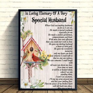Peut inclure: Impression encadrée avec le texte "In Loving Memory Of A Very Special Husband". L'œuvre présente un nichoir avec deux oiseaux, des motifs floraux et un poème. Le fond a une texture boisée.