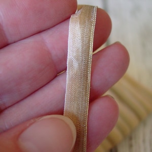 Antikes Seiden-OMBRE Band mit metallischem Goldrand von 1900s-1920, New Old Stock, 1 Meter