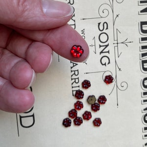 Charmants petits boutons ou perles ANTIQUE en verre, fleurs ou perles rouge rubis, lot de 12