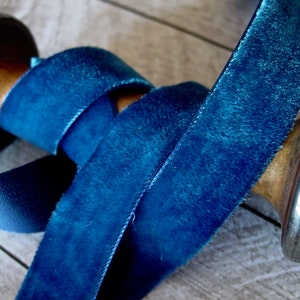 Hübsches altes französisches Sapphire blaues SAMTband, vintage, lose Ware