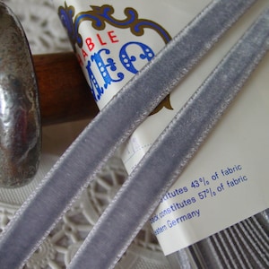 Ruban ancien en velours de rayonne du début des années 40 dans un gris éléphant moyen, 3/8", un mètre