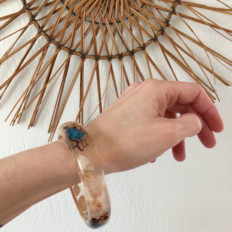 vintage boho shell bangle,Mermaid bracelet Vintage clear lucite shell bangle vintage beach bangle vintage acrylic shell bangle