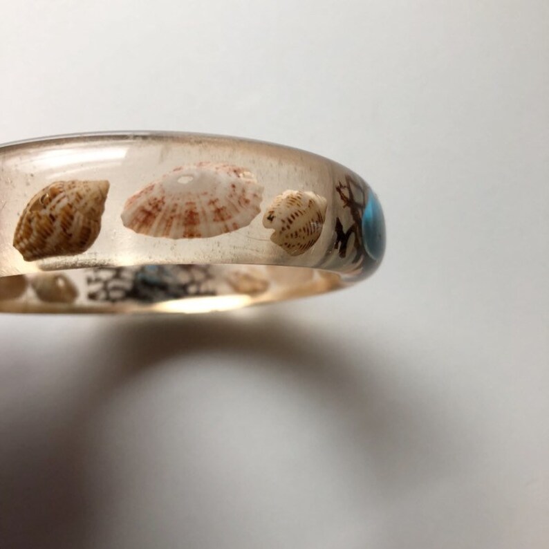 vintage boho shell bangle,Mermaid bracelet Vintage clear lucite shell bangle vintage beach bangle vintage acrylic shell bangle