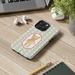 かわいいテディベアのポートレートスマホケース、ローズ柄、セージグリーンのストライプ背景、コテージコアとヴィンテージの雰囲気、女性へのかわいいギフト