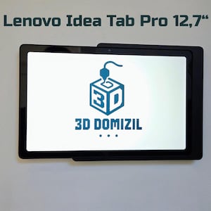 Könnte beinhalten: Ein schwarzes Lenovo Idea Tab Pro 12,7" Tablet mit einem weißen Bildschirm, der ein blaues 3D-Druckerdüsen-Symbol in einem Würfel und den Text 3D DOMIZIL zeigt. Das Gerät hat einen dünnen schwarzen Rahmen und steht vor einem hellen Hintergrund.