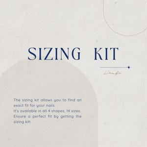 以下が含まれることがあります： 明るいベージュ色の背景に、紺色の「SIZING KIT」の文字。 下のテキストは、このキットであなたの爪にぴったりのサイズを見つけることができ、4つの形状と14のサイズで利用できると述べています。 「L'aube」という言葉は筆記体で書かれています。