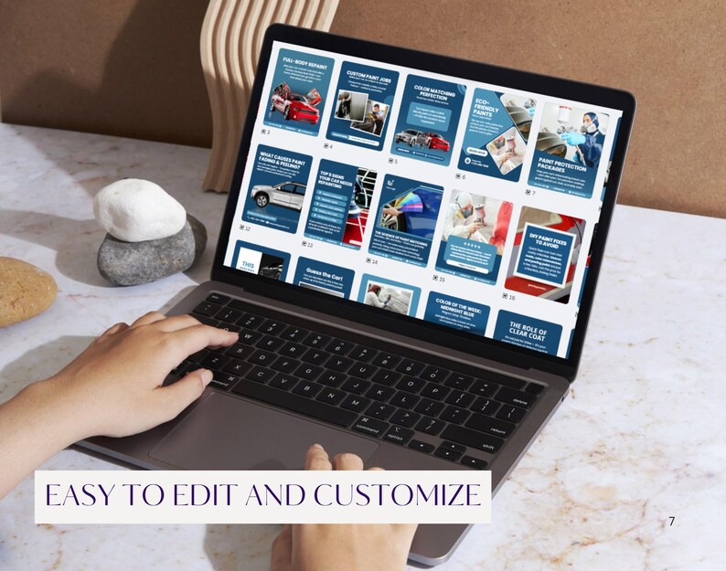 Pu&ograve; includere: Un laptop che mostra infografiche blu e bianche sulla verniciatura e riparazione di auto. Il laptop &egrave; aperto su una superficie di marmo bianco. Il testo "EASY TO EDIT AND CUSTOMIZE" &egrave; in basso nell'immagine.