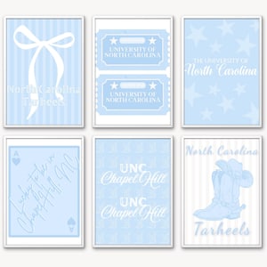 Puede incluir: Seis impresiones artísticas enmarcadas en tonos azul claro y blanco. Las impresiones presentan varios diseños, incluyendo un lazo, talones de boletos, estrellas, naipes y una bota de vaquero, con los textos "North Carolina Tarheels" y "UNC Chapel Hill".