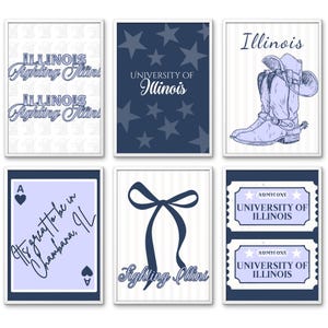 Può includere: Sei stampe incorniciate con bordi bianchi. Le stampe presentano le parole "Illinois Fighting Illini", un motivo a stelle, uno stivale da cowboy, una carta da gioco, un fiocco e due biglietti. La combinazione di colori è blu e bianco.