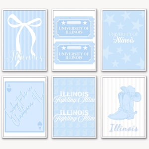 Può includere: Sei stampe incorniciate in blu chiaro e bianco. Le stampe presentano un fiocco, biglietti, stelle, carte da gioco, il testo "Illinois Fighting Illini" e uno stivale da cowboy. La parola "Illinois" appare su più stampe.