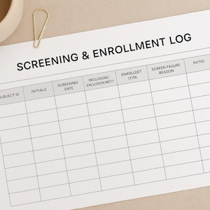 以下が含まれることがあります： 「SCREENING & ENROLLMENT LOG」というタイトルの白い紙に、データ入力用のグリッドがあります。 金色のペーパークリップとベージュのマグカップが左上にあります。 ログには、被験者ID、イニシャル、スクリーニング日、メモのフィールドが含まれています。