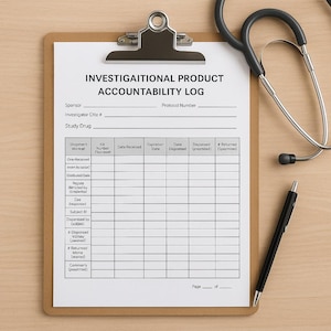 以下が含まれることがあります： 「INVESTIGAITIONAL PRODUCT ACCOUNTABILITY LOG」のフォーム、聴診器、黒いペンが入ったクリップボード。 フォームには、「Study Drug」や「Date Received」など、データ入力用のセクションがあります。