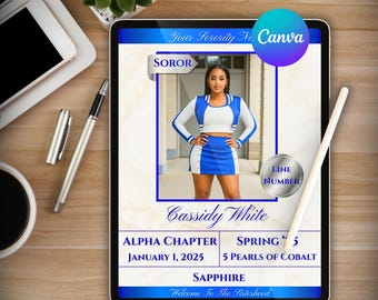 Pode incluir: Um tablet digital exibe um anúncio de irmandade. O design apresenta uma foto de uma mulher em um traje azul e branco, com texto como "Cassidy White", "Alpha Chapter" e "January 1, 2025". O tablet está em uma mesa de madeira com uma caneta, uma caneta stylus e uma xícara de café.