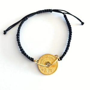 Pulsera Omamori de 5 yenes japoneses: amuleto de la suerte, cordón ajustable, regalo unisex de Japón. Pulsera para pareja o para él o ella.