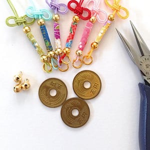 五円玉チャームキット 3個入り - 自分だけのお守りを作ろう | 五円玉（Go-en）スニーカー 2色ストラップ