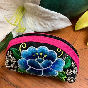 Handmade Chiapas Floral Embroidered Coin Purse, Mexican Gift for her, Artisan Bag, Authentic Chiapas Embroidery Colorful Mexican Coin Wallet