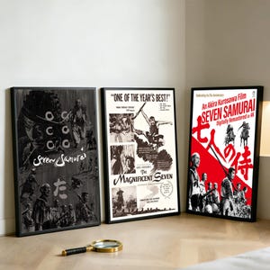 Puede incluir: Tres carteles de películas enmarcados: "Seven Samurai" en blanco y negro, "The Magnificent Seven" en blanco y negro y "Seven Samurai" en rojo y blanco. Una lupa dorada y negra descansa en el suelo.