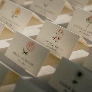 Floral Place Cards: Minimalist Wedding Name Tags (PDF Template, Printable 9x5cm)