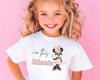 Koszulka „Jestem tą Minnie” – koszulka urodzinowa dla dziewczynki z Myszką Minnie, strój na wycieczkę Disney dla malucha/młodzieży, koszulka z różową kokardką i uroczą kreskówką, spersonalizowana koszulka