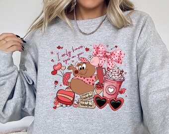Sudadera de Gus Gus Valentine, camiseta "Solo te miro", camiseta divertida de Cenicienta, gráfico de café con lazo coqueto, regalo para un viaje a Disney